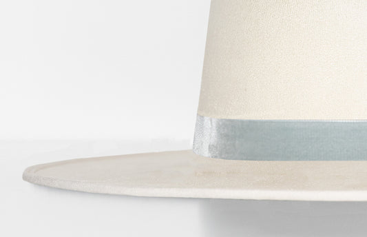 THE LIGHT GREY VELVET STRAP