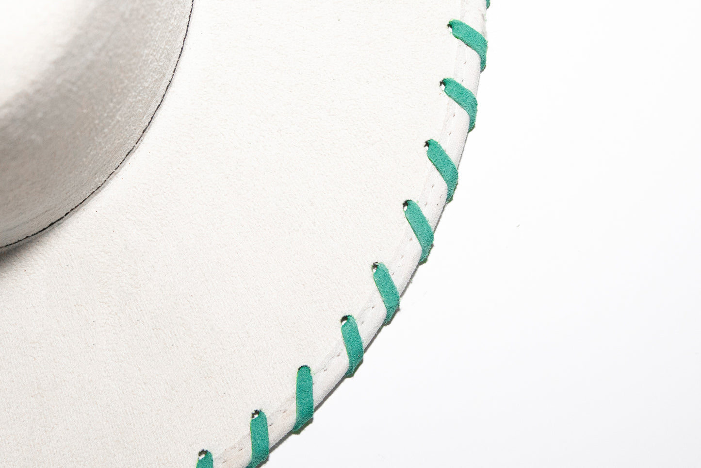 THE LACE EDGE WHITE